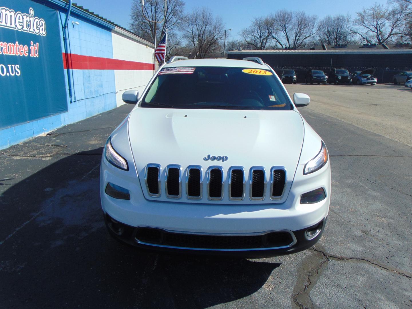 2015 White Jeep Cherokee (1C4PJMDS4FW) with an V6 3.2 Liter engine, Automatic, 9-Spd transmission, located at 2105 Dixie Hwy, Louisville, KY, 40210, (502) 772-3333, 38.220932, -85.795441 - Photo#3